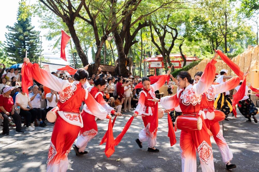 《腰鼓庆丰收》陕北风情表演现场.jpg